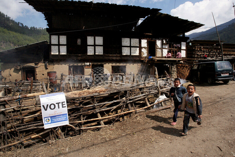 ブータン総選挙、国王主導の民主化の総仕上げ