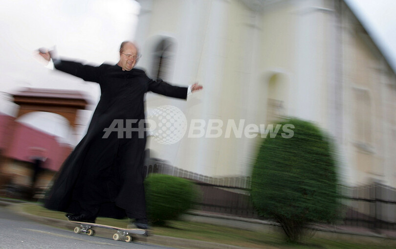 スケボーも教えます、ハンガリーのカトリック神父