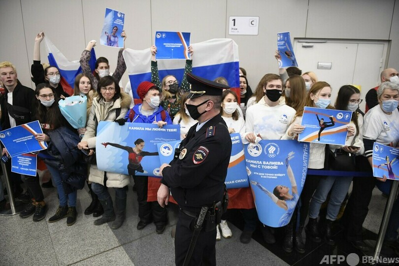 ワリエワが帰国 空港でファンが歓迎