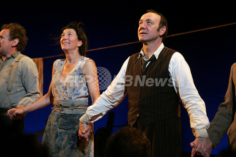 初日公演を迎えた演劇「日陰者に照る月」 カーテンコールに登場するキャストたち - 米国