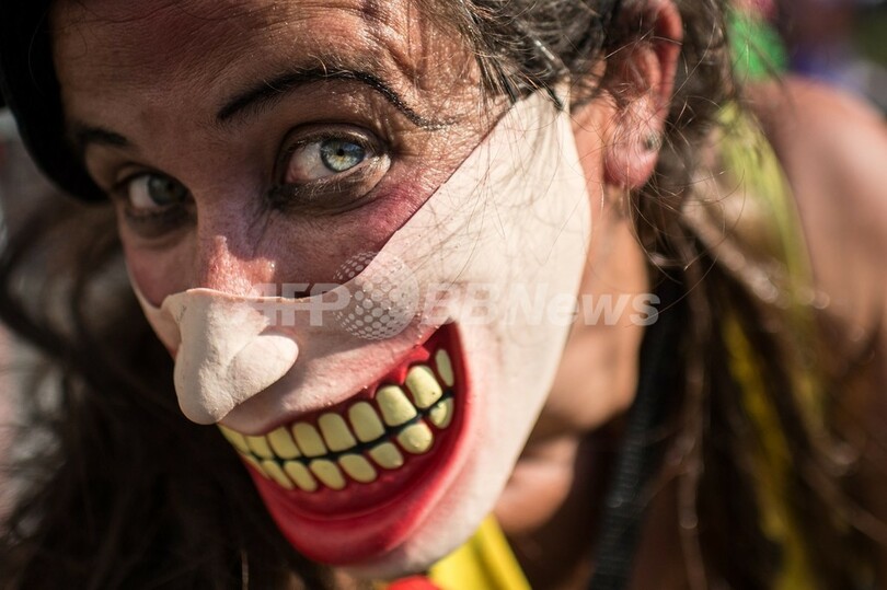 大道芸人が大騒ぎ！リオの「アンジョス・ド・ピカデイロ」