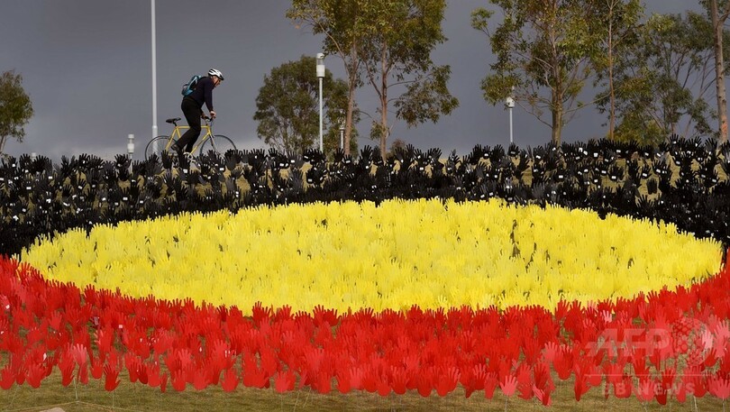 無数の「手」がつくるアボリジニの旗、豪国民和解週間