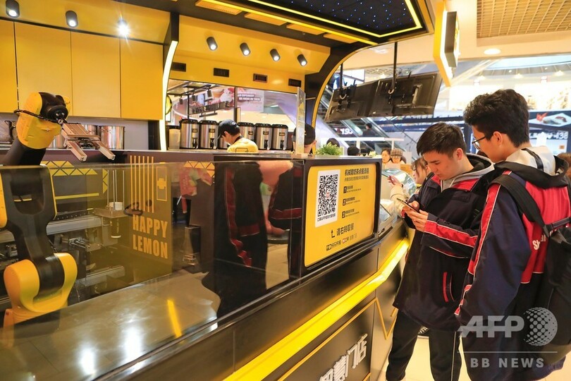 猫の手ならぬ、ロボットアーム貸します 上海の店に「ミルクティーロボット」