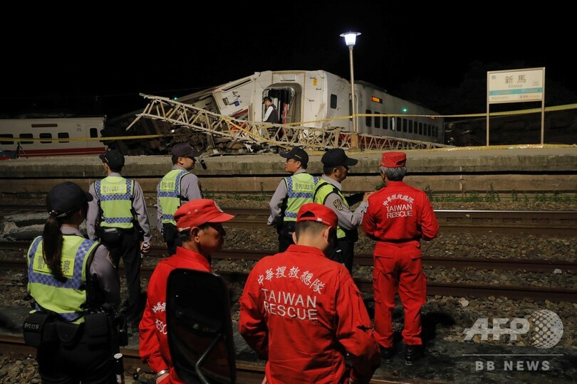 台湾で列車が脱線し横転 18人死亡、168人負傷