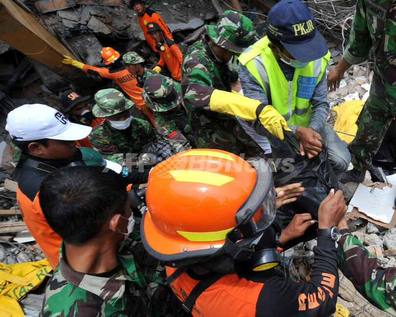 スマトラ島沖地震、最大で4000人ががれきの下に