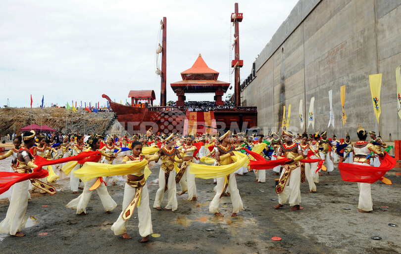 スリランカに中国支援の大規模港、警戒強めるインド