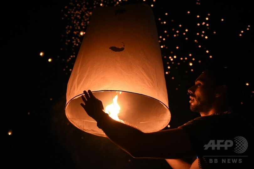 空に放たれるランタン、娯楽・祝賀活動の制限も緩やかに タイ