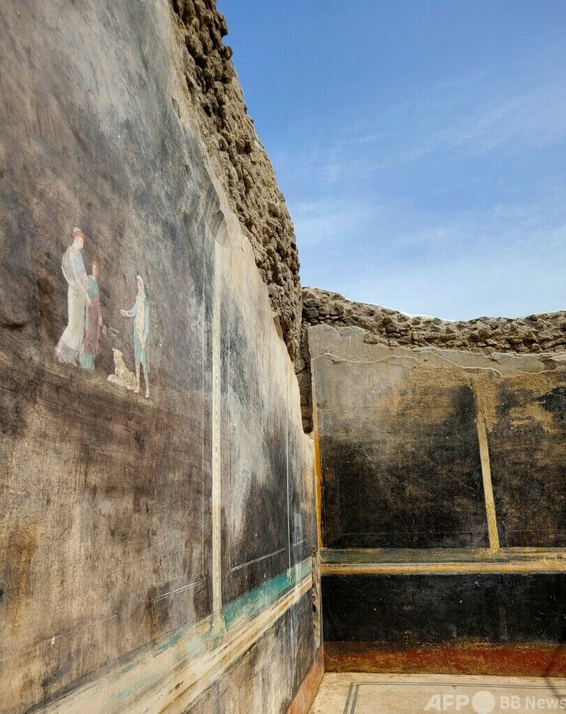黒い壁にギリシャ神話のフレスコ画、ポンペイ遺跡で宴会場発見