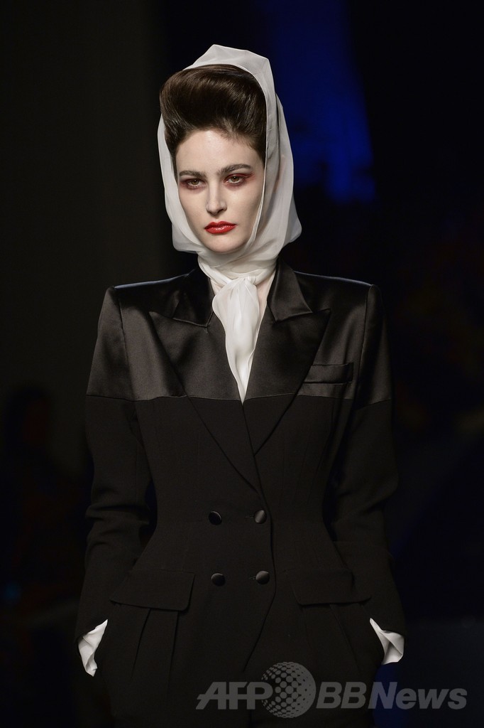 「ひげ面の女装歌手」も登場、J.P.ゴルチエ14/15年秋冬オートクチュール