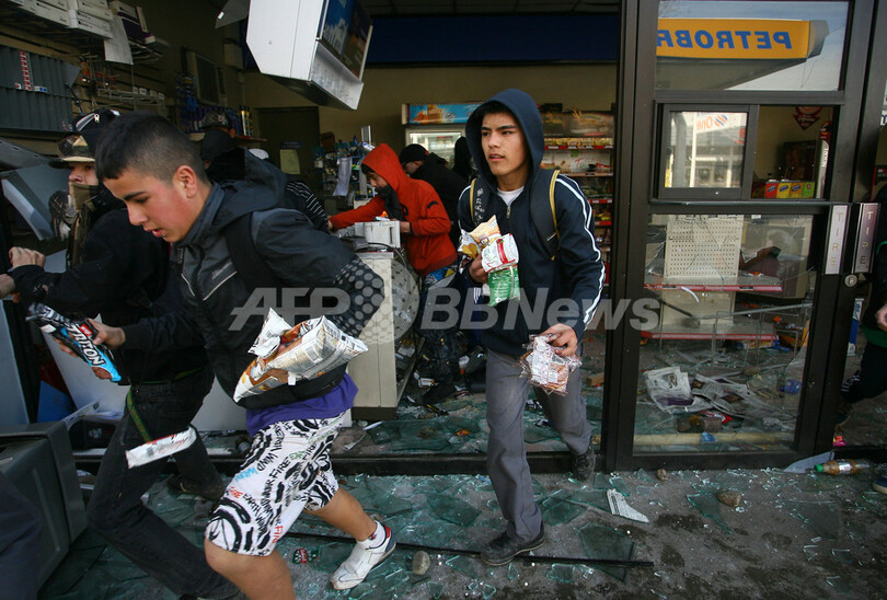 チリ、教育改革求める大規模デモが暴徒化