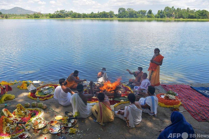 引き取り手のない遺骨が1200柱…コロナ死者の合同水葬 インド
