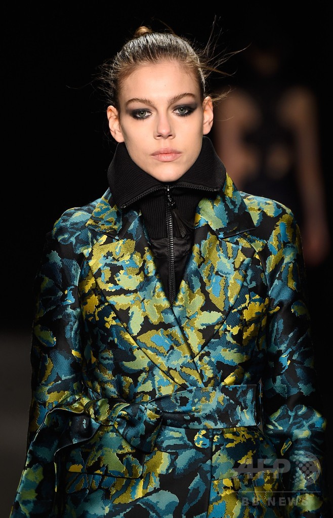 コルセットをなくして柔らかさと曲線美を強調、「モニーク・リュイリエー」15/16年秋冬