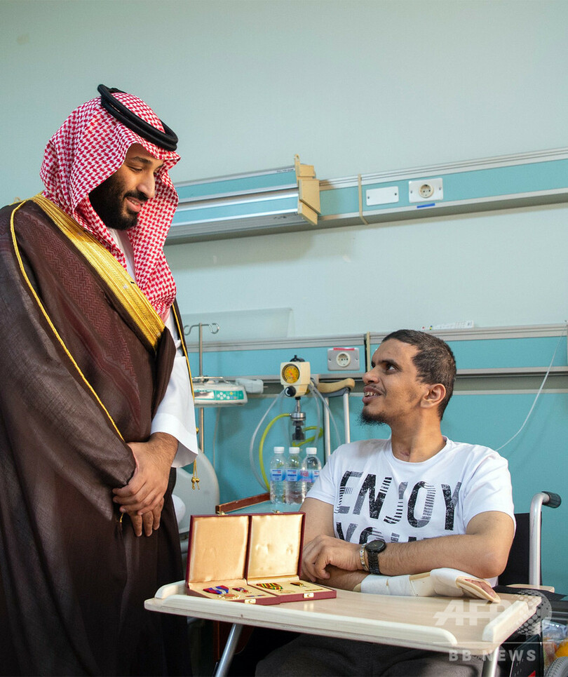 サウジ皇太子、負傷兵士を見舞い
