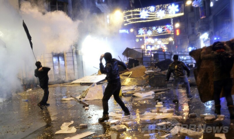 汚職疑惑で首相への抗議続く、トルコ