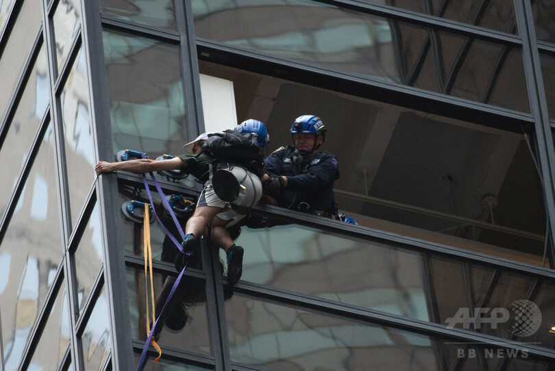 男がNYのトランプタワーよじ登る、警察が身柄確保