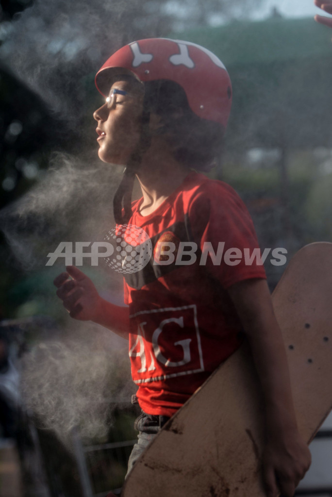 夏へ向かうブラジル、公園でミスト浴びる子どもたち