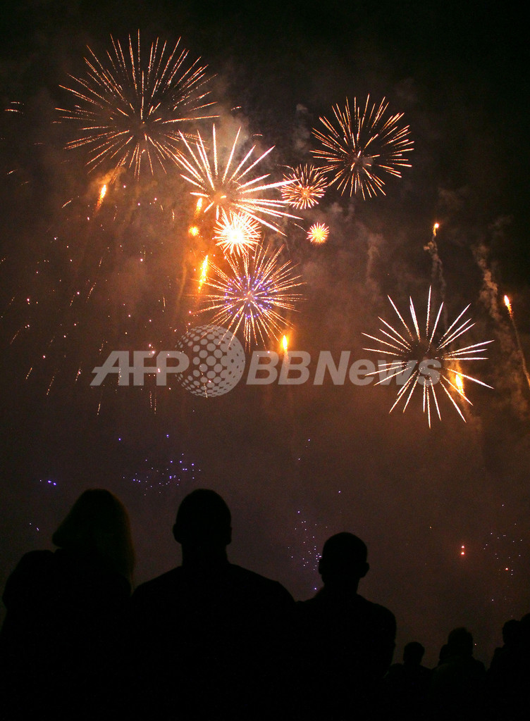 夜空に開く大輪の花、リトアニアで国際花火フェスティバル