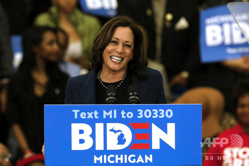 副大統領候補はハリス氏？ バイデン氏、メモ帳に名前ちらり