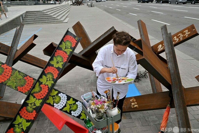 対戦車バリケードにウクライナ伝統の装飾 アートで軍支援