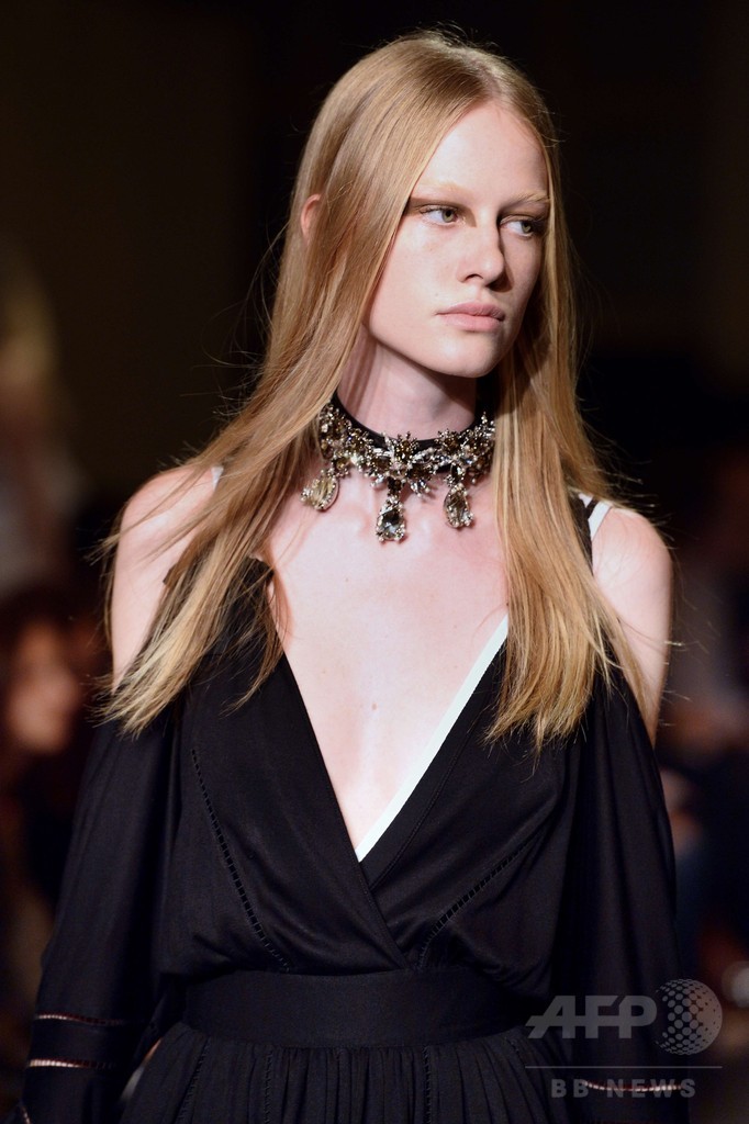 ブラックレースで大胆かつセクシー、「ジバンシィ」15年春夏