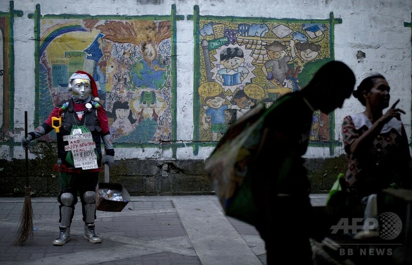 近寄りがたい…サンタロボ姿で道路清掃、フィリピン