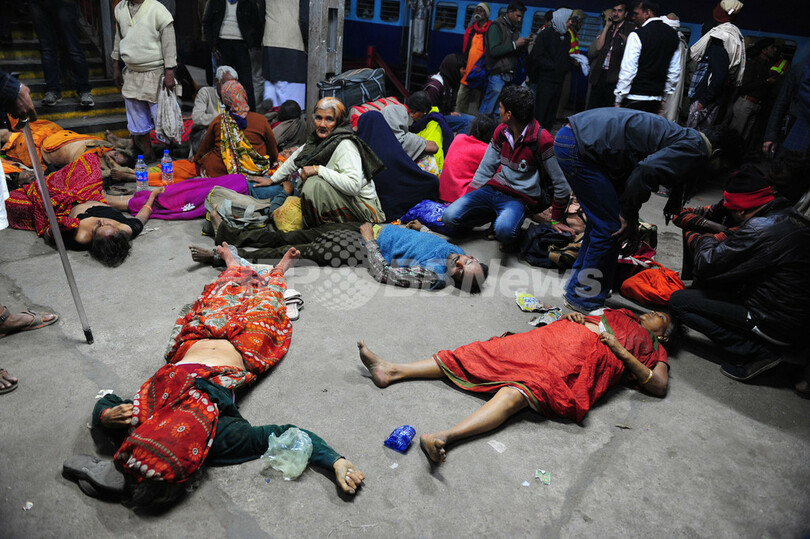 ガンジス川の大祭典「クンブメーラ」で将棋倒し、36人死亡 インド