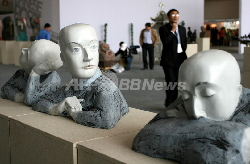 巨大タバコの投げ捨ては危険? 西安で現代アート・イベント