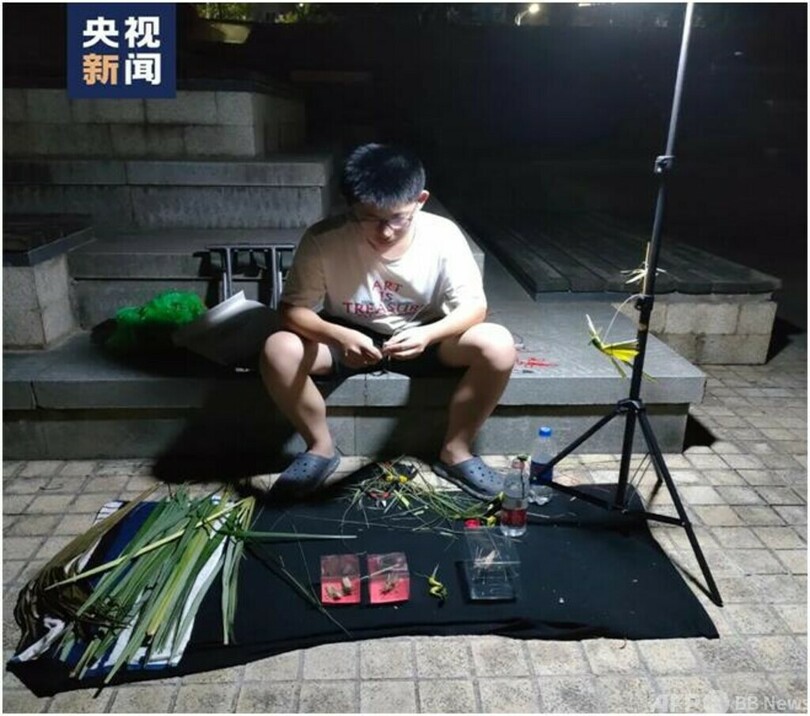 15歳の少年が夏休みに露店で手工芸品を販売 腕前がすごすぎる 中国