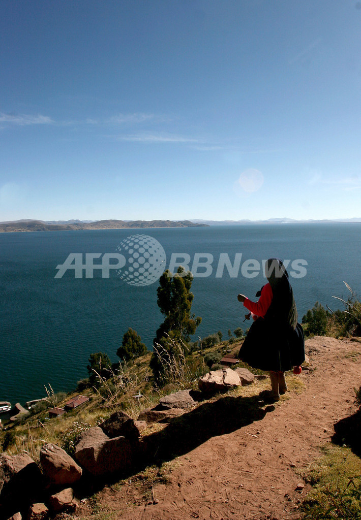 ペルーのチチカカ湖、浮島で暮らす人々の風景