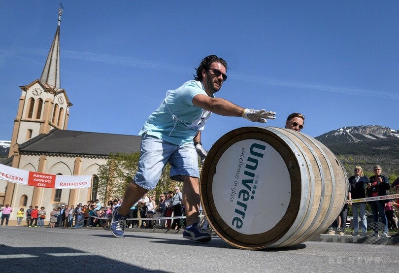 春のワイン祭り「たる転がしレース」、スイス
