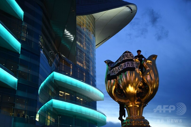 香港「雨傘運動」率いた黄之鋒氏の身柄拘束 習主席の訪問前に抗議