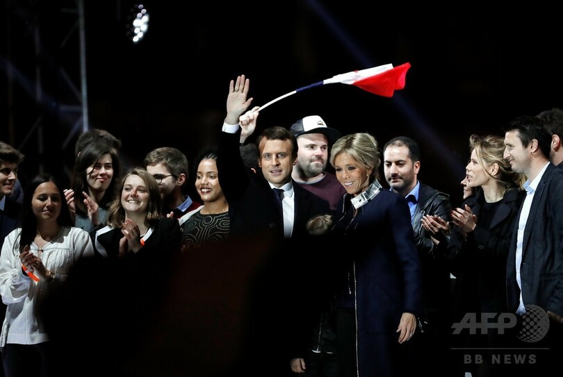 マクロン仏新大統領、背後の野球帽の男性が話題に その正体は…⁈