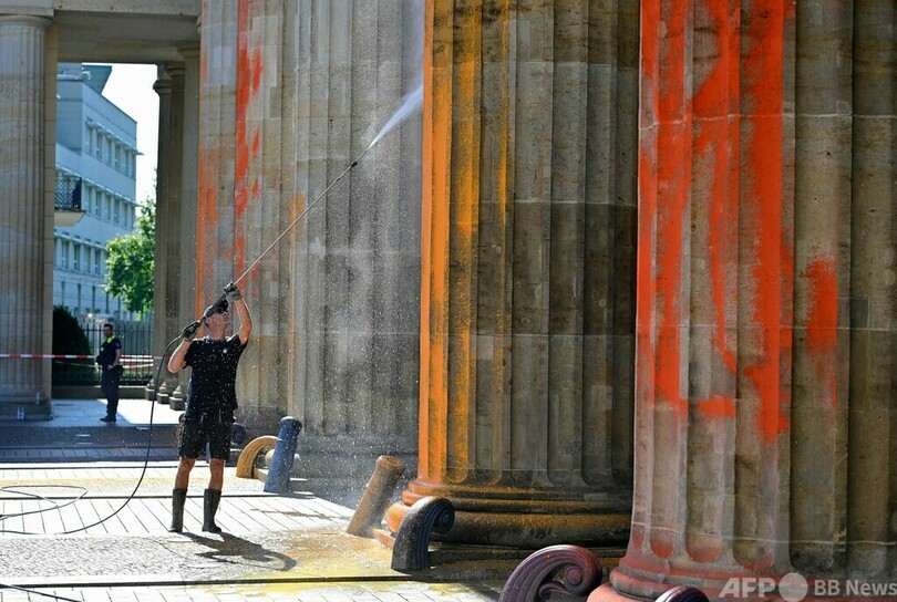 独ブランデンブルク門に塗料 環境団体が抗議行動