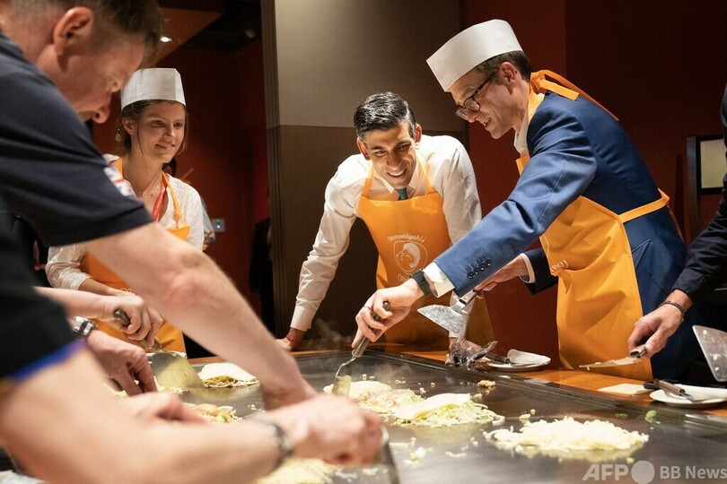 英首相、広島でお好み焼き作り体験