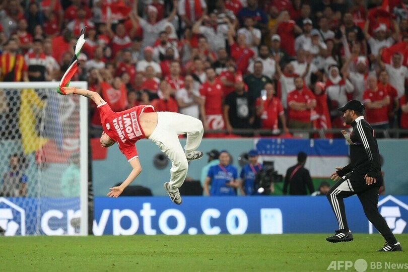 W杯のピッチに侵入者、パレスチナ旗を手にバク転