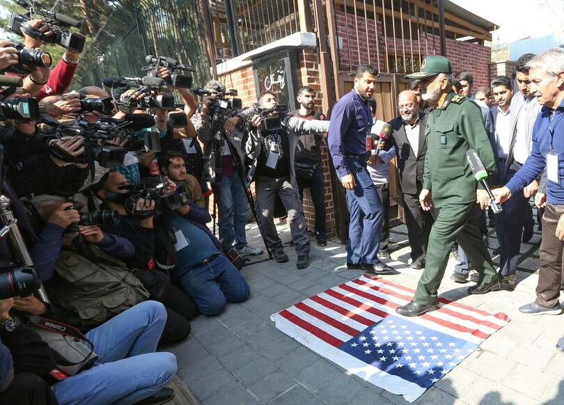 米大使館人質事件から40年、イランで反米思想の新壁画公開