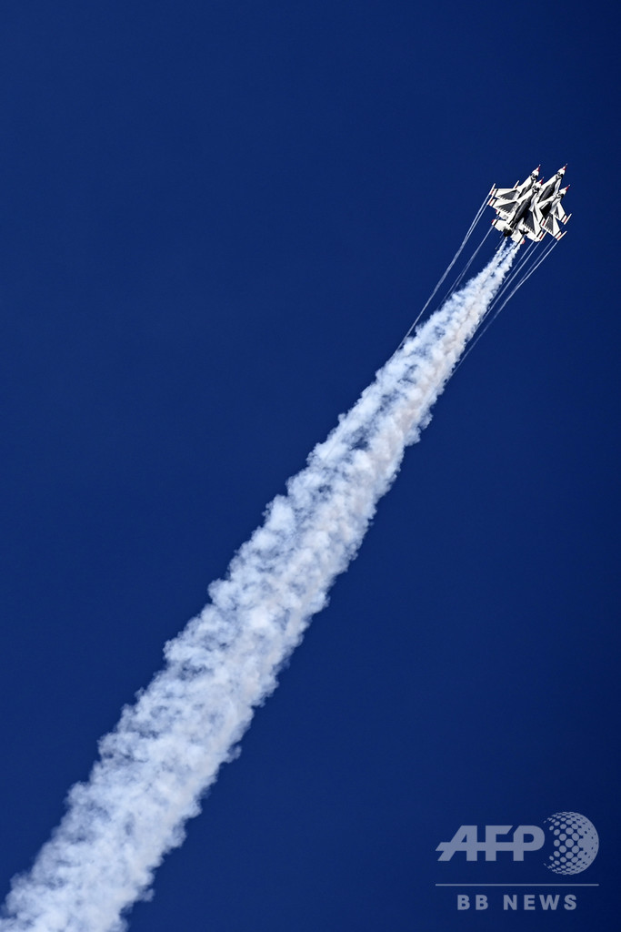 コロンビア空軍創設100周年で記念式典、米飛行隊が曲芸披露