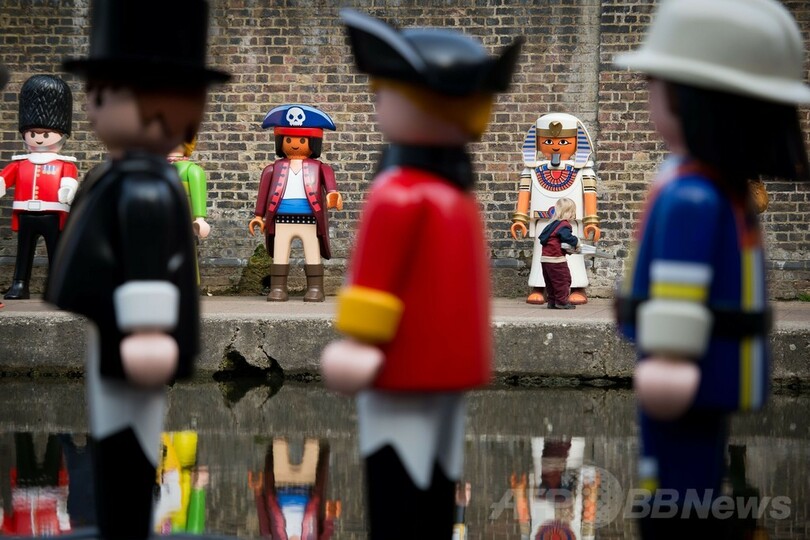 等身大「プレイモービル」、ロンドンに出現