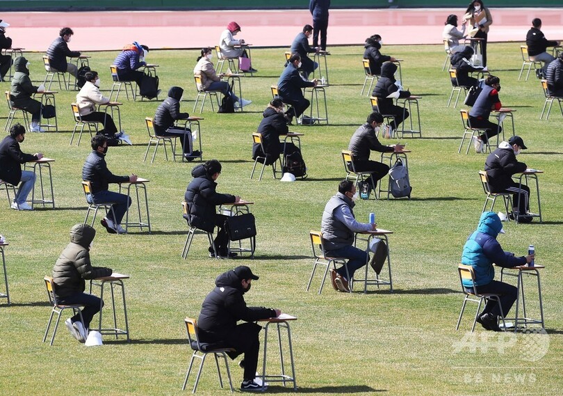 韓国、サッカー場で採用試験 コロナ対策で