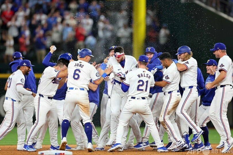 米本国で大リーグ開幕、王者レンジャーズがサヨナラ勝ち
