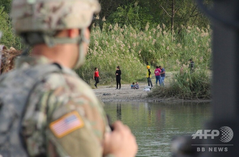 メキシコ国境の米兵、移民には警棒のみで対応 米国防長官
