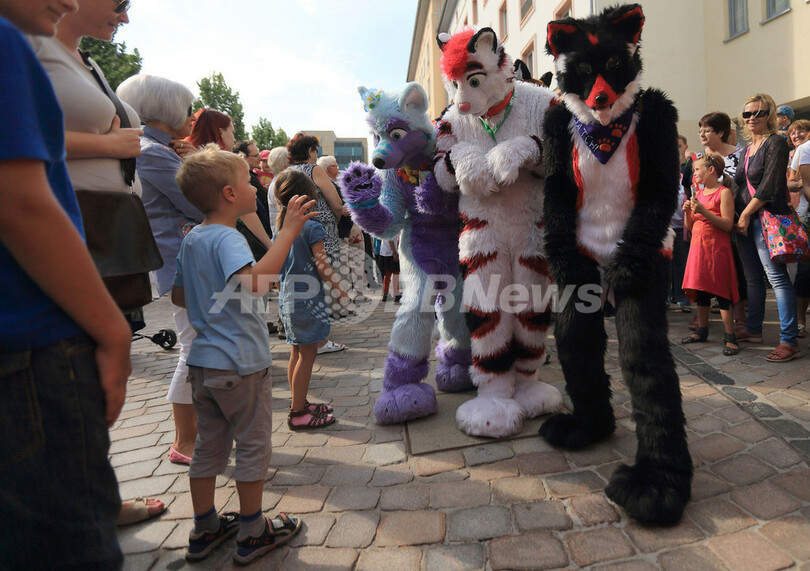 動物の着ぐるみ愛好家のイベント、ドイツで開催中
