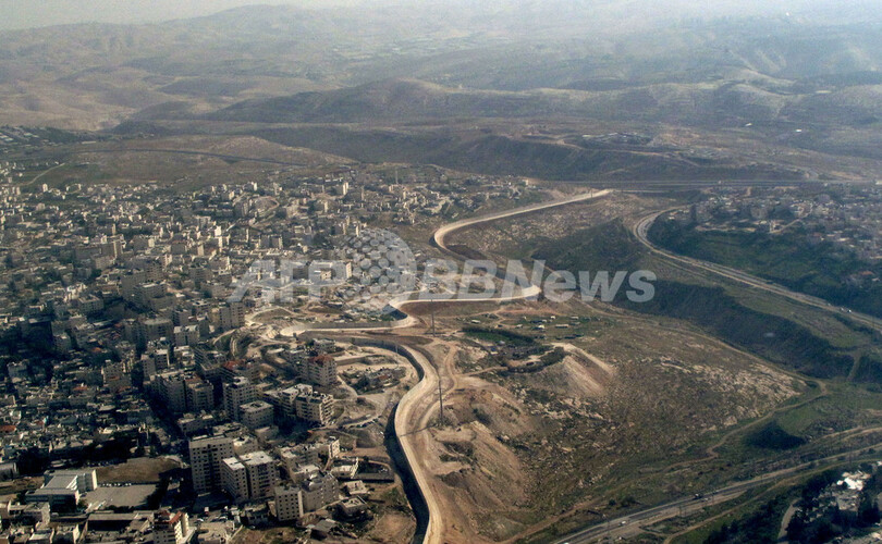 「職無くやむをえず」、ユダヤ人入植地の建設現場で働くパレスチナ人