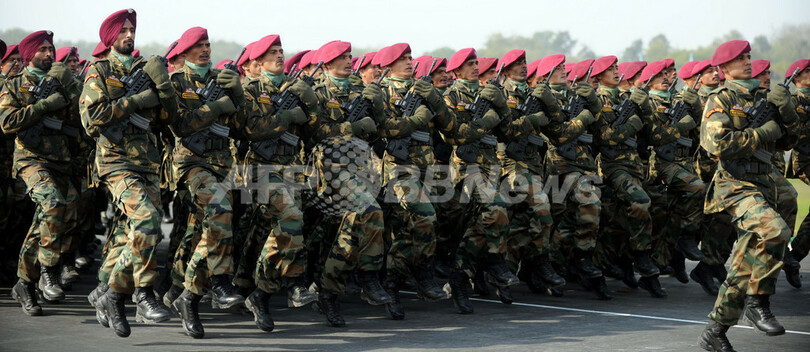 一流軍人ならではの離れ業？インド軍の軍事パレード
