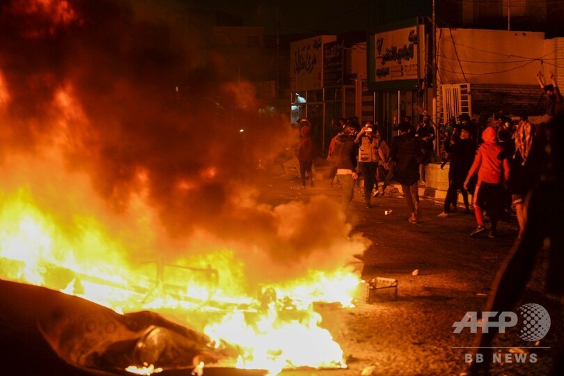 イラクの反政府デモ隊、イラン領事館に放火 聖地ナジャフ
