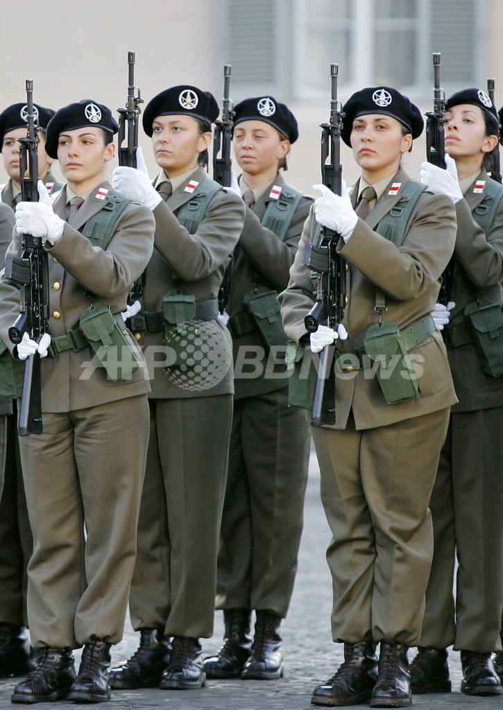 イタリア大統領官邸で 衛兵交代式に女性兵士が初登場 写真3枚 国際ニュース Afpbb News