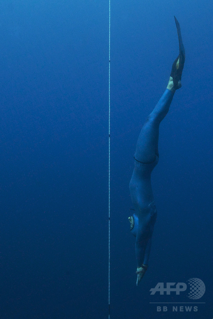 青く深い海の精霊、フリーダイバーのギョーム・ネリー
