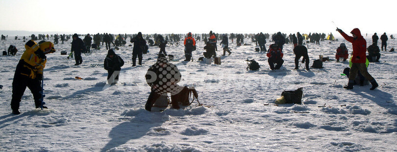 リトアニアの冬の風物詩、スメルトの穴釣り