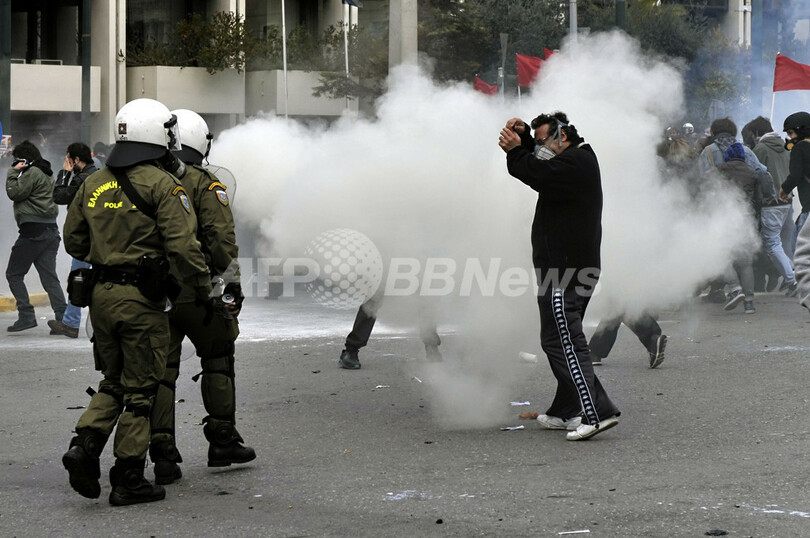 ギリシャで大規模デモ、緊縮財政に反対 警官隊と衝突