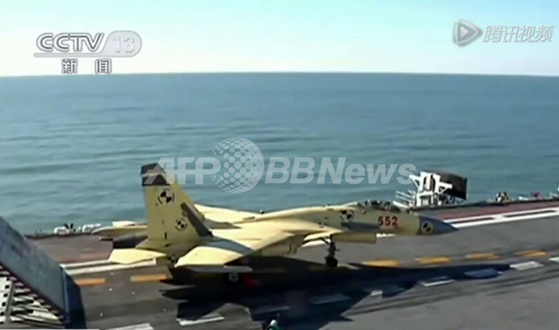 中国空母、艦載機の発着艦試験に成功